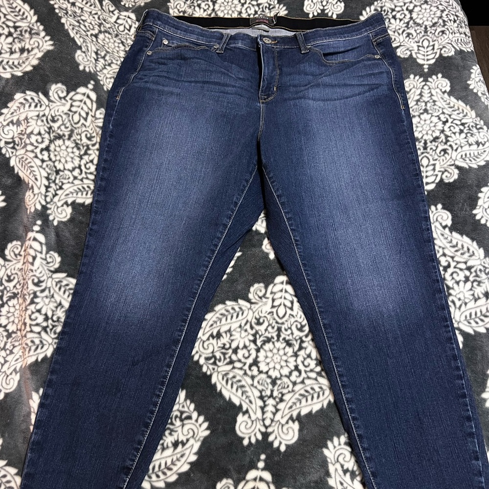 Size 22 torrid sky high skinny. Never worn.